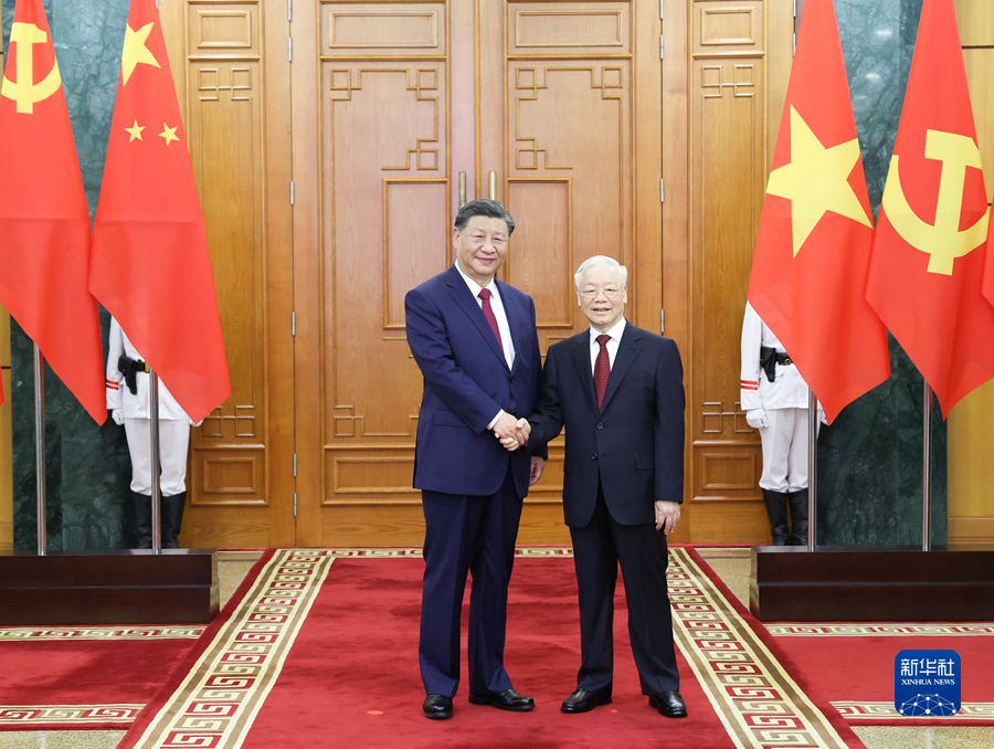 当地时间12月12日下午，刚刚抵达河内的中共中央总书记、国家主席习近平在越共中央驻地同越共中央总书记阮富仲举行会谈。