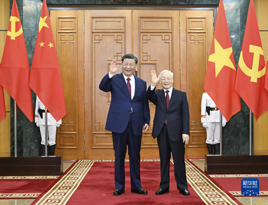 当地时间12月12日下午，刚刚抵达河内的中共中央总书记、国家主席习近平在越共中央驻地同越共中央总书记阮富仲举行会谈。