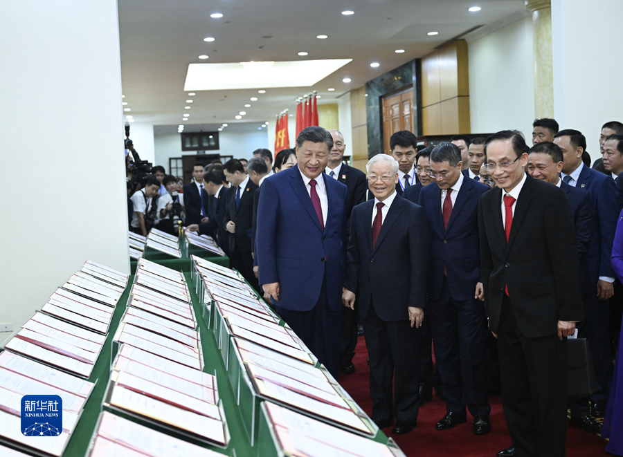 当地时间12月12日下午，刚刚抵达河内的中共中央总书记、国家主席习近平在越共中央驻地同越共中央总书记阮富仲举行会谈。这是会谈后，两党总书记共同见证双方签署的双边合作文件展示。