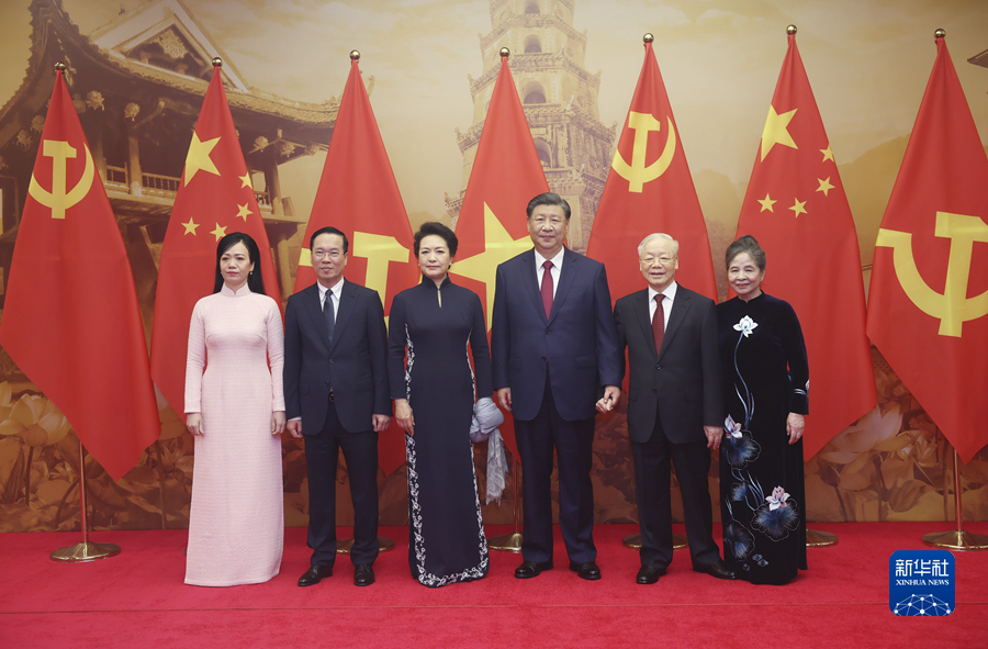 当地时间12月12日下午，刚刚抵达河内的中共中央总书记、国家主席习近平在越共中央驻地同越共中央总书记阮富仲举行会谈。这是当晚，越共中央总书记阮富仲夫妇、越南国家主席武文赏夫妇共同为习近平和彭丽媛举行盛大欢迎宴会。
