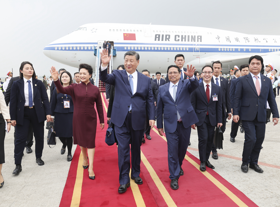 当地时间12月12日中午，中共中央总书记、国家主席习近平乘专机抵达河内，应越南共产党中央委员会总书记阮富仲、越南社会主义共和国主席武文赏邀请，对越南进行国事访问。