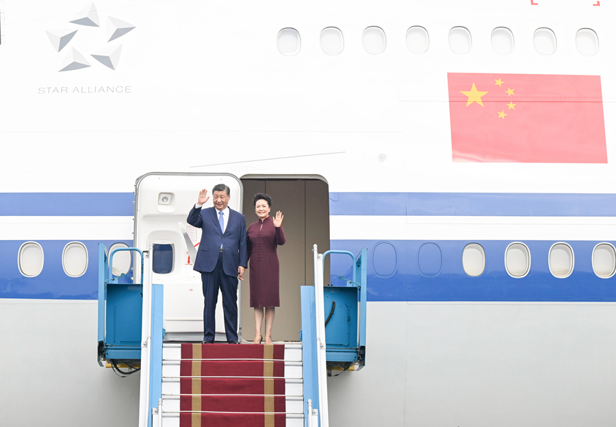 当地时间12月12日中午，中共中央总书记、国家主席习近平乘专机抵达河内，应越南共产党中央委员会总书记阮富仲、越南社会主义共和国主席武文赏邀请，对越南进行国事访问。