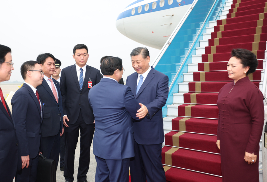 当地时间12月12日中午，中共中央总书记、国家主席习近平乘专机抵达河内，应越南共产党中央委员会总书记阮富仲、越南社会主义共和国主席武文赏邀请，对越南进行国事访问。