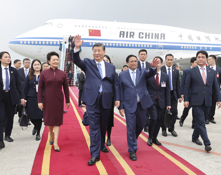 当地时间12月12日中午，中共中央总书记、国家主席习近平乘专机抵达河内，应越南共产党中央委员会总书记阮富仲、越南社会主义共和国主席武文赏邀请，对越南进行国事访问。