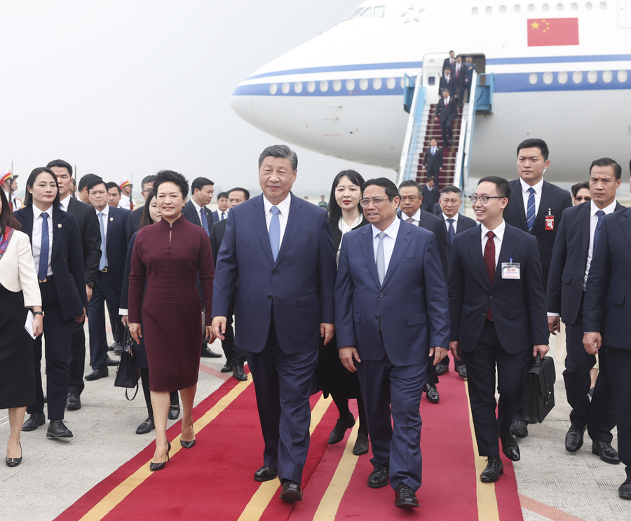 当地时间12月12日中午，中共中央总书记、国家主席习近平乘专机抵达河内，应越南共产党中央委员会总书记阮富仲、越南社会主义共和国主席武文赏邀请，对越南进行国事访问。