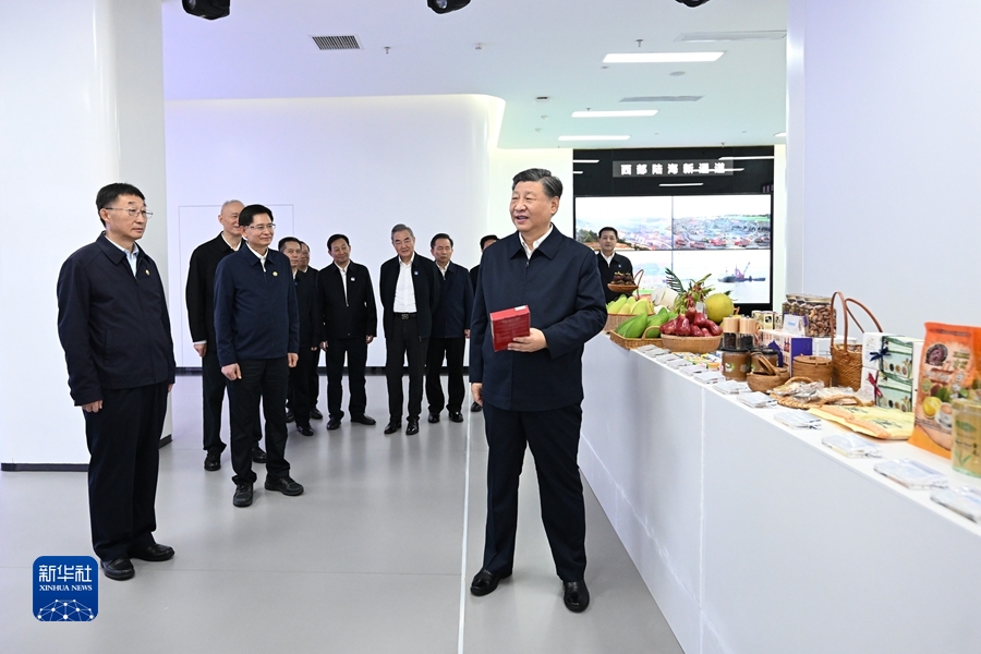12月14日至15日，中共中央总书记、国家主席、中央军委主席习近平在广西考察。这是14日上午，习近平在南宁市考察中国—东盟信息港股份有限公司，了解中国—东盟经贸合作等情况。