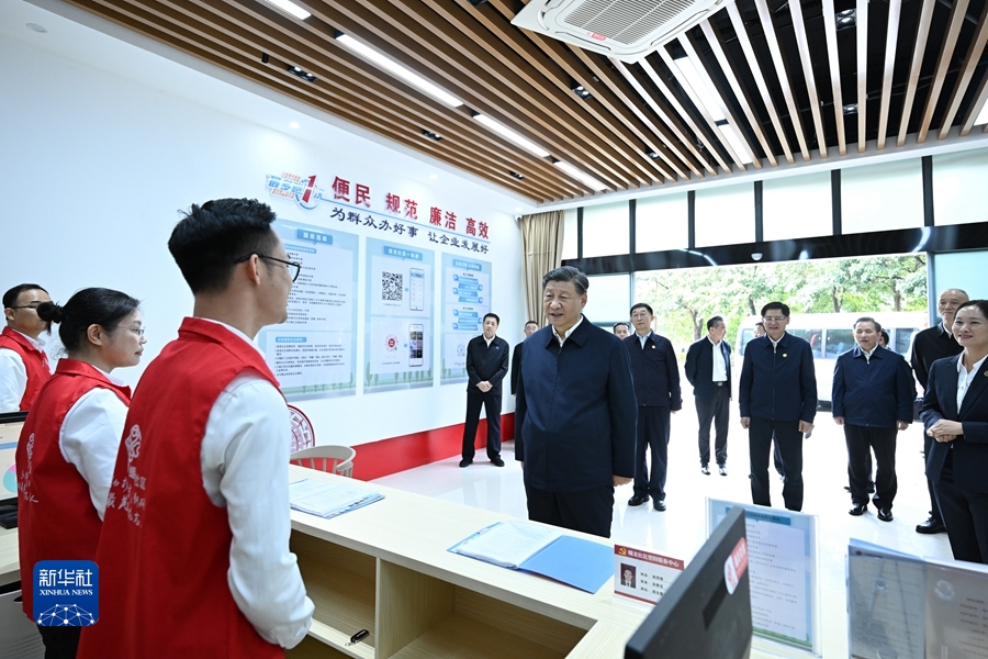 12月14日至15日，中共中央总书记、国家主席、中央军委主席习近平在广西考察。这是14日上午，习近平在南宁市良庆区蟠龙社区党群服务中心考察。