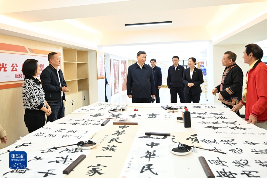 12月14日至15日，中共中央总书记、国家主席、中央军委主席习近平在广西考察。这是14日上午，习近平在南宁市良庆区蟠龙社区党群服务中心文体活动室同社区居民亲切交流。
