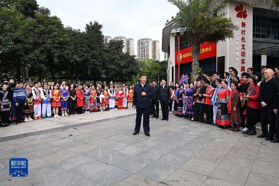 12月14日至15日，中共中央总书记、国家主席、中央军委主席习近平在广西考察。这是14日上午，习近平在南宁市良庆区蟠龙社区考察时，同社区各族群众亲切交流。