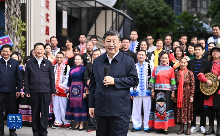 12月14日至15日，中共中央总书记、国家主席、中央军委主席习近平在广西考察。这是14日上午，习近平在南宁市良庆区蟠龙社区考察时，同社区各族群众亲切交流。