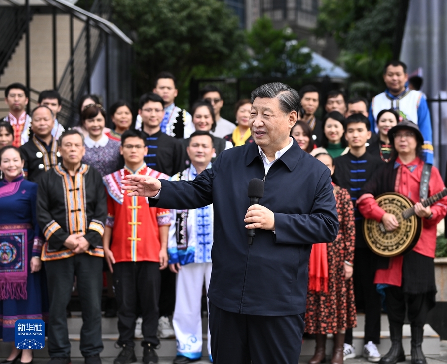 12月14日至15日，中共中央总书记、国家主席、中央军委主席习近平在广西考察。这是14日上午，习近平在南宁市良庆区蟠龙社区考察时，同社区各族群众亲切交流。