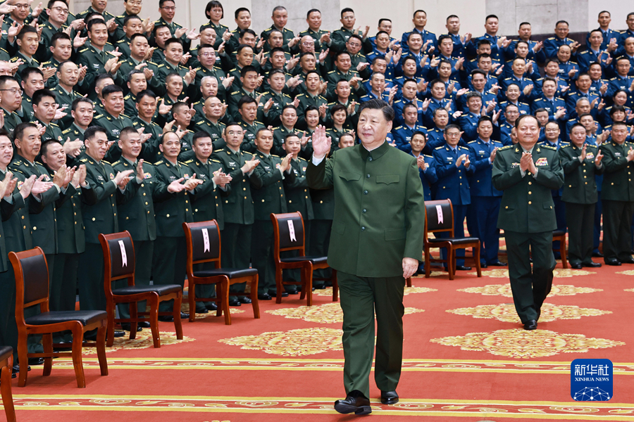 12月14日至15日，中共中央总书记、国家主席、中央军委主席习近平在广西考察。这是15日上午，习近平在南宁亲切接见驻南宁部队上校以上领导干部，代表党中央和中央军委向驻南宁部队全体官兵致以诚挚问候。
