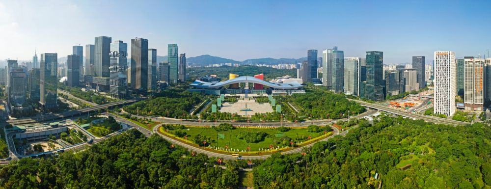这是在广东省深圳市拍摄的深圳市民中心和莲花山公园一线（2020年10月2日摄，无人机照片）。