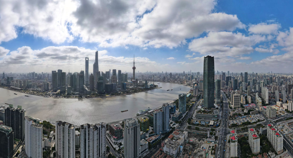 从上海虹口区北外滩空中俯瞰中国（上海）自由贸易试验区陆家嘴片区（2023年1月10日摄，无人机全景照片）。