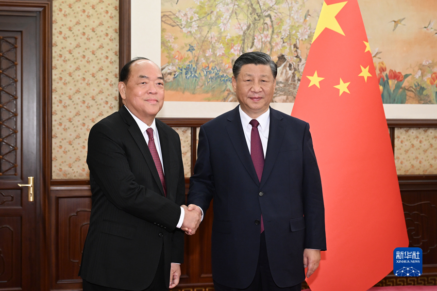 12月18日，国家主席习近平在中南海会见来京述职的澳门特别行政区行政长官贺一诚。