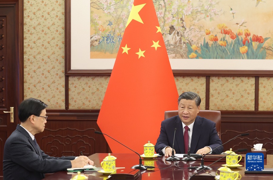 12月18日，国家主席习近平在中南海会见来京述职的香港特别行政区行政长官李家超。