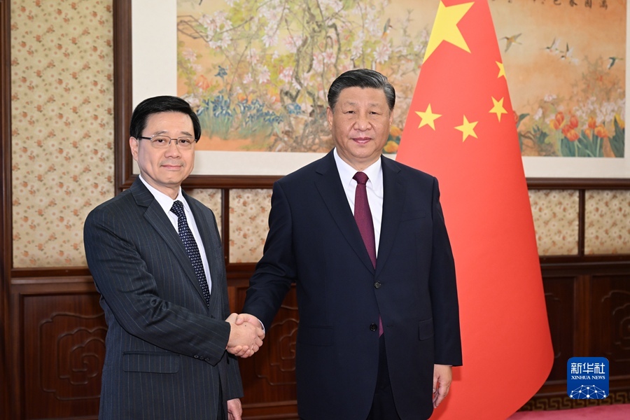 12月18日，国家主席习近平在中南海会见来京述职的香港特别行政区行政长官李家超。