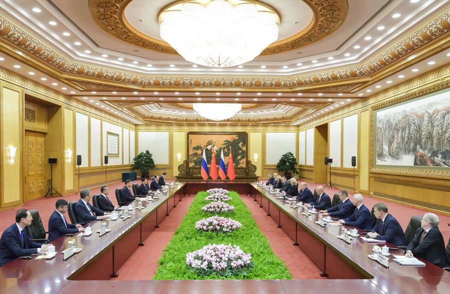 12月20日上午，国家主席习近平在北京人民大会堂会见俄罗斯总理米舒斯京。