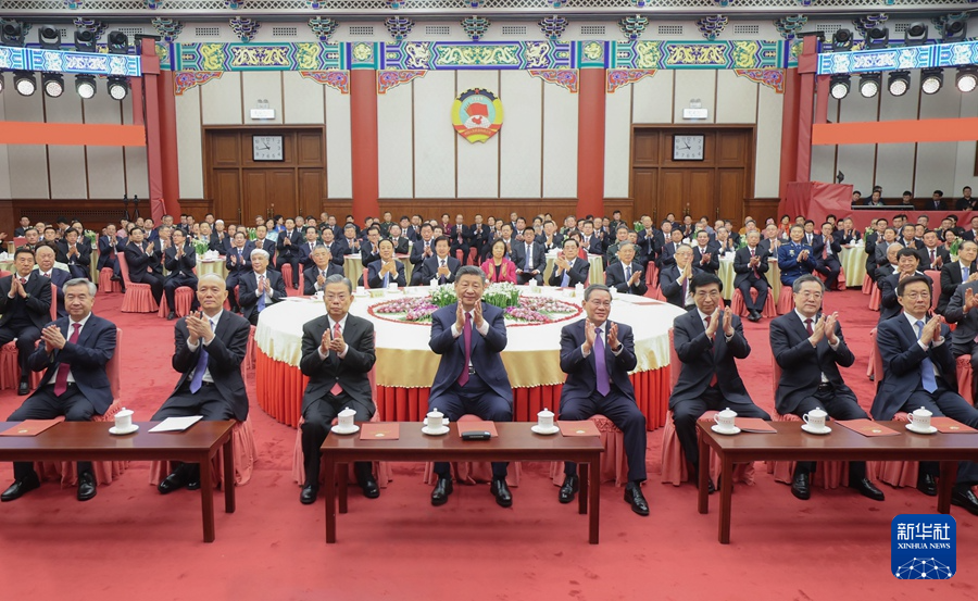 12月29日，全国政协在北京举行新年茶话会。党和国家领导人习近平、李强、赵乐际、王沪宁、蔡奇、丁薛祥、李希、韩正出席茶话会并观看演出。