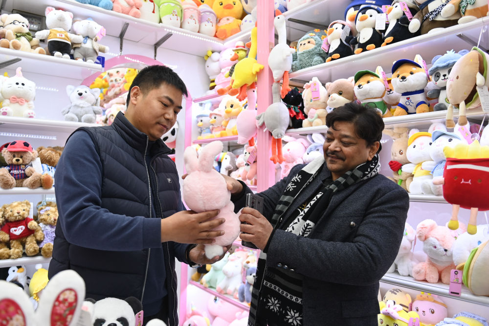 来自印度的客商拉贾（右）在义乌国际商贸城的一家玩具店铺内选购（2023年2月2日摄）。