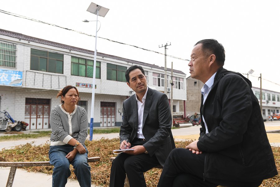 2023年10月11日，在江苏省淮安市涟水县红窑镇金沙村，涟水县人大代表章金纯（中）听取党员群众关于村级发展的意见建议。