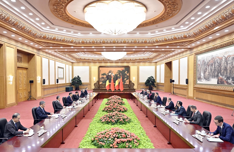1月12日下午，国家主席习近平在北京人民大会堂会见来华进行正式访问的比利时首相德克罗。1月12日下午，国家主席习近平在北京人民大会堂会见来华进行正式访问的比利时首相德克罗。