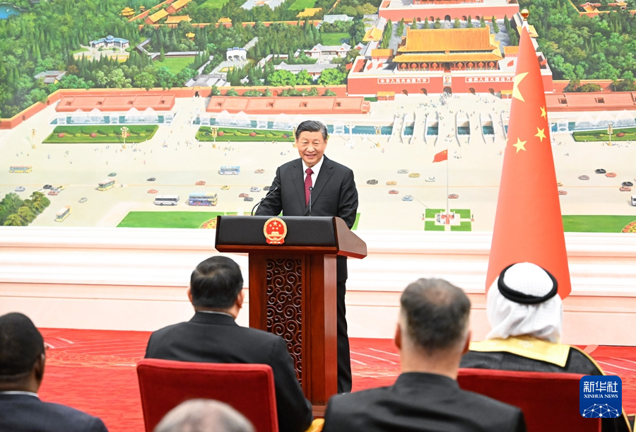 1月30日下午，国家主席习近平在北京人民大会堂接受42位驻华大使递交国书。这是递交国书仪式结束后，习近平在北京厅对使节们发表集体讲话。