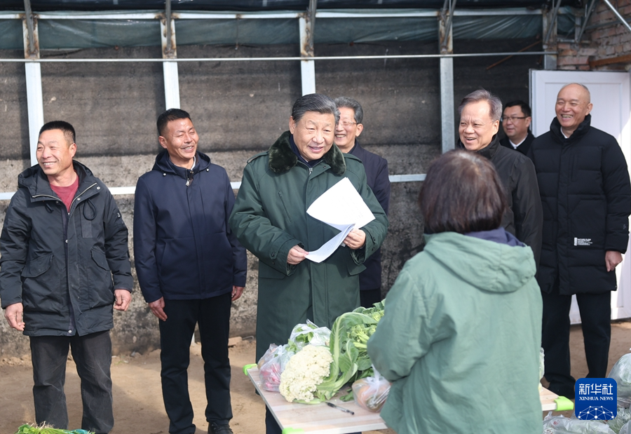 2月1日至2日，中共中央总书记、国家主席、中央军委主席习近平来到天津，看望慰问基层干部群众。这是1日上午，习近平在西青区辛口镇第六埠村实地察看去年洪涝灾害后当地农业生产恢复等情况时，走进大棚同菜农亲切交流。