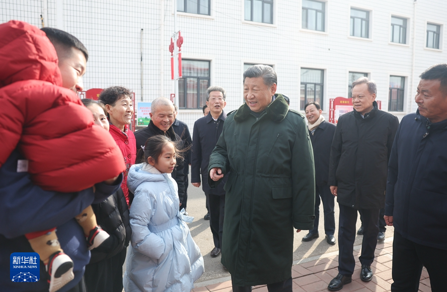 2月1日至2日，中共中央总书记、国家主席、中央军委主席习近平来到天津，看望慰问基层干部群众。这是1日上午，习近平在西青区辛口镇第六埠村考察时，同村民杜洪刚一家人亲切交流。