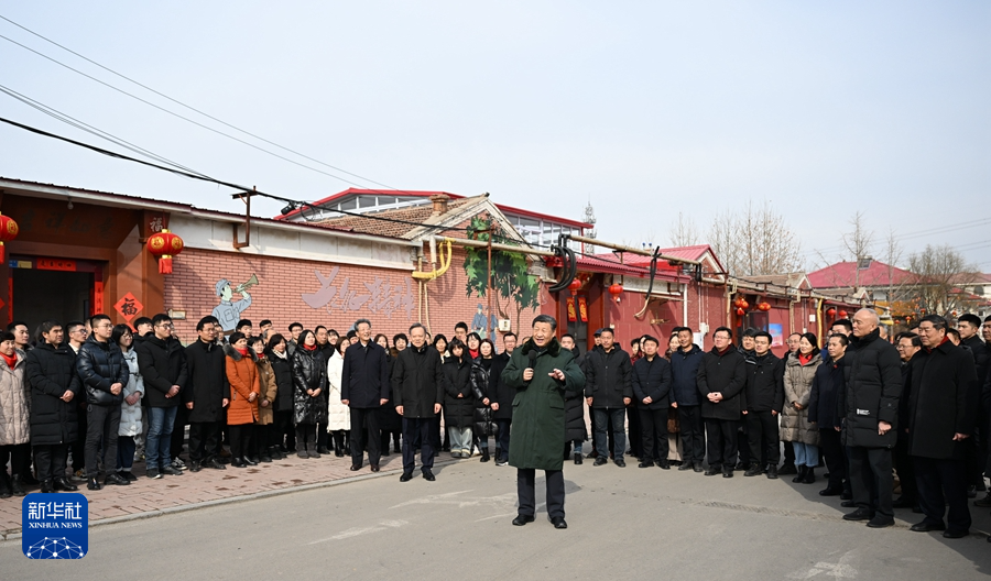 2月1日至2日，中共中央总书记、国家主席、中央军委主席习近平来到天津，看望慰问基层干部群众。这是1日上午，习近平在西青区辛口镇第六埠村考察时，同村民们亲切交流。