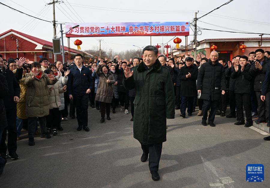 2月1日至2日，中共中央总书记、国家主席、中央军委主席习近平来到天津，看望慰问基层干部群众。这是1日上午，习近平在西青区辛口镇第六埠村考察时，向村民们挥手致意。