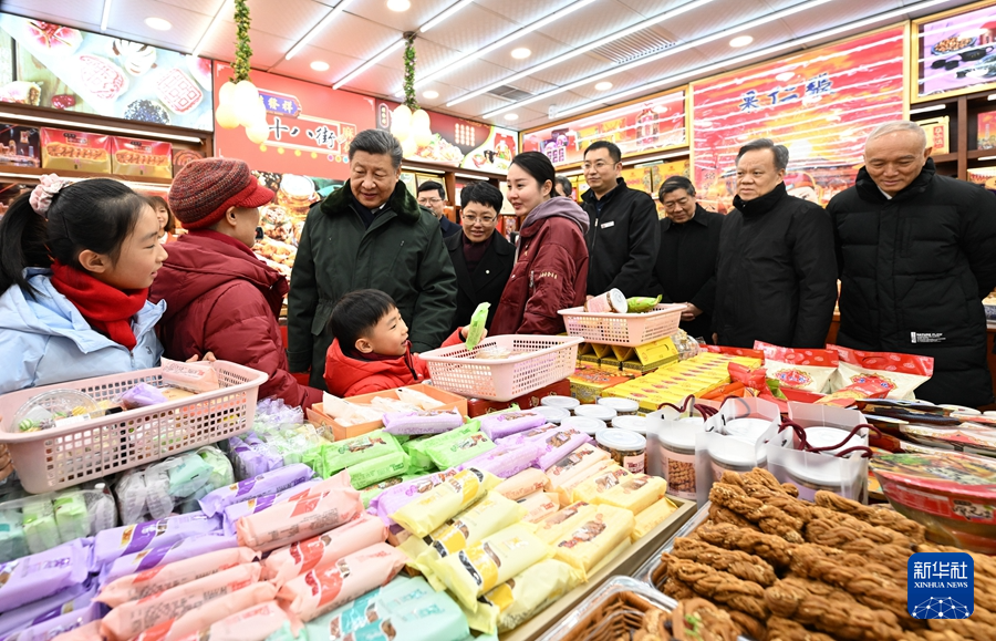 2月1日至2日，中共中央总书记、国家主席、中央军委主席习近平来到天津，看望慰问基层干部群众。这是1日下午，习近平在天津古文化街考察时，走进店铺同现场群众互动交流。