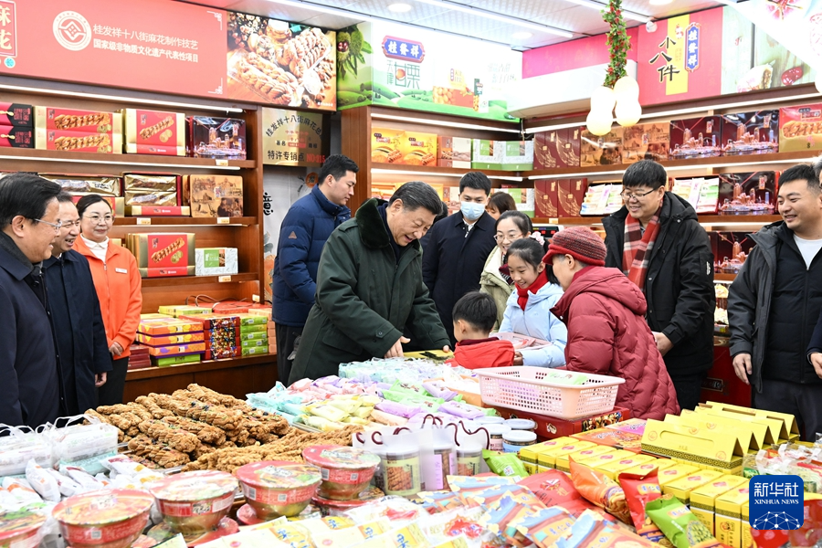 2月1日至2日，中共中央总书记、国家主席、中央军委主席习近平来到天津，看望慰问基层干部群众。这是1日下午，习近平在天津古文化街考察时，走进店铺同现场群众互动交流。