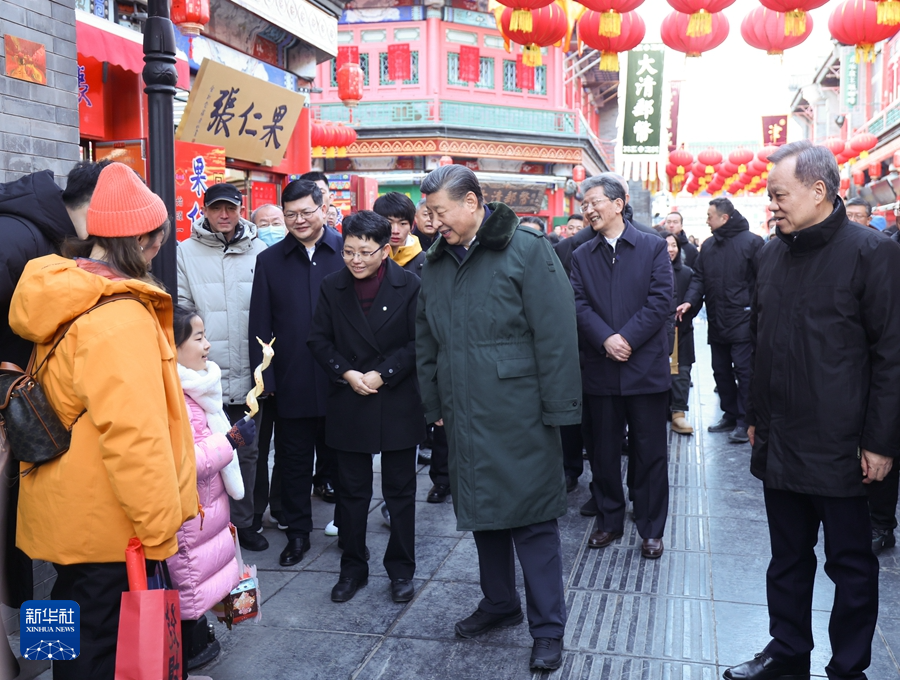 2月1日至2日，中共中央总书记、国家主席、中央军委主席习近平来到天津，看望慰问基层干部群众。这是1日下午，习近平在天津古文化街考察时，同现场群众互动交流。