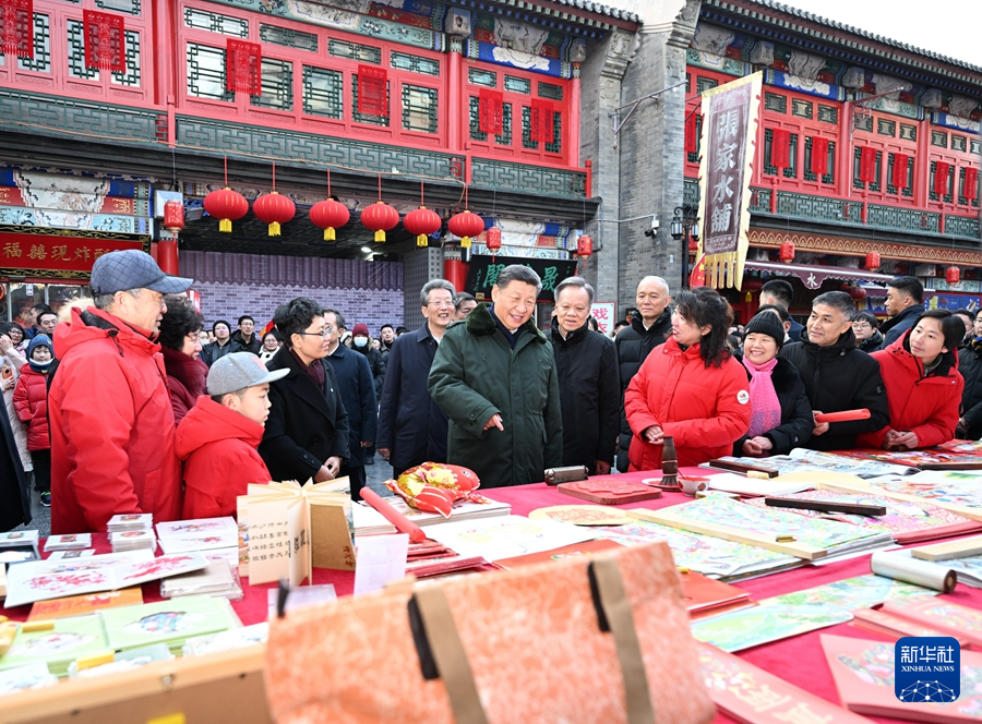 2月1日至2日，中共中央总书记、国家主席、中央军委主席习近平来到天津，看望慰问基层干部群众。这是1日下午，习近平在天津古文化街考察时，同店铺员工和现场群众互动交流。