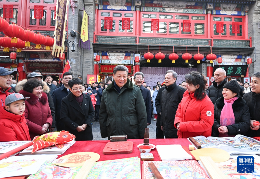 2月1日至2日，中共中央总书记、国家主席、中央军委主席习近平来到天津，看望慰问基层干部群众。这是1日下午，习近平在天津古文化街考察时，同店铺员工和现场群众互动交流。