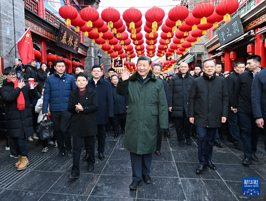2月1日至2日，中共中央总书记、国家主席、中央军委主席习近平来到天津，看望慰问基层干部群众。这是1日下午，习近平在天津古文化街考察时，向现场群众挥手致意。