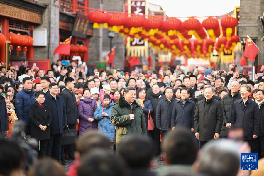 2月1日至2日，中共中央总书记、国家主席、中央军委主席习近平来到天津，看望慰问基层干部群众。这是1日下午，习近平在天津古文化街考察时，向全国各族人民和香港同胞、澳门同胞、台湾同胞、海外侨胞致以美好的新春祝福。