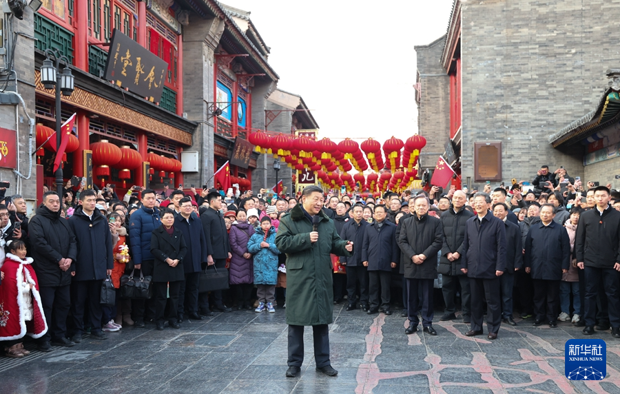 2月1日至2日，中共中央总书记、国家主席、中央军委主席习近平来到天津，看望慰问基层干部群众。这是1日下午，习近平在天津古文化街考察时，向全国各族人民和香港同胞、澳门同胞、台湾同胞、海外侨胞致以美好的新春祝福。