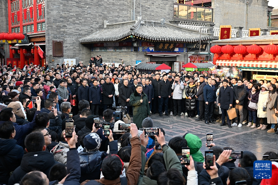 2月1日至2日，中共中央总书记、国家主席、中央军委主席习近平来到天津，看望慰问基层干部群众。这是1日下午，习近平在天津古文化街考察时，向全国各族人民和香港同胞、澳门同胞、台湾同胞、海外侨胞致以美好的新春祝福。