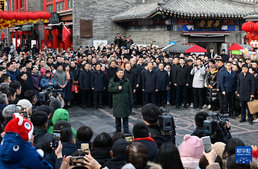 2月1日至2日，中共中央总书记、国家主席、中央军委主席习近平来到天津，看望慰问基层干部群众。这是1日下午，习近平在天津古文化街考察时，向全国各族人民和香港同胞、澳门同胞、台湾同胞、海外侨胞致以美好的新春祝福。