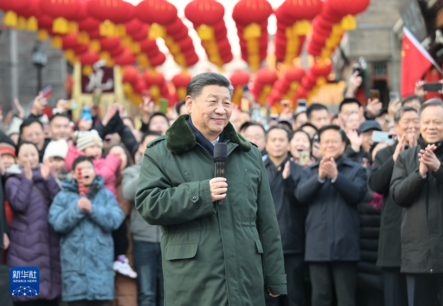 2月1日至2日，中共中央总书记、国家主席、中央军委主席习近平来到天津，看望慰问基层干部群众。这是1日下午，习近平在天津古文化街考察时，向全国各族人民和香港同胞、澳门同胞、台湾同胞、海外侨胞致以美好的新春祝福。