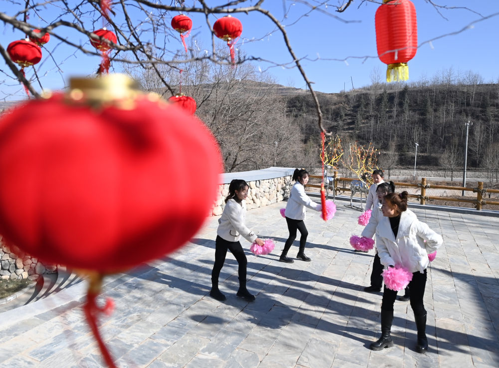 甘肃省定西市渭源县元古堆村村民在排练节目（2023年1月10日摄）。