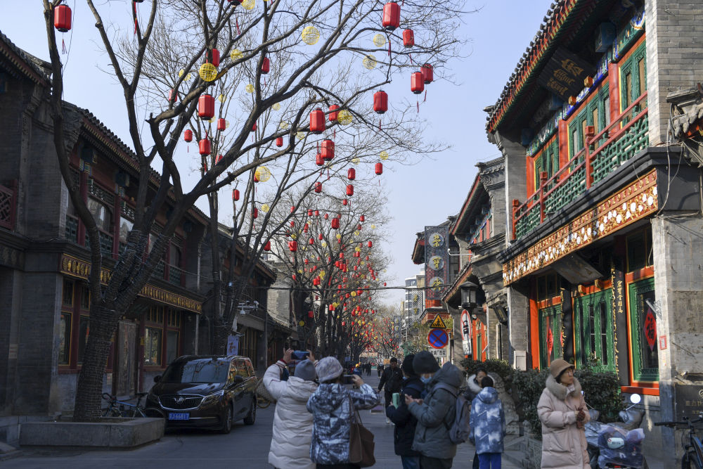 北京市琉璃厂古文化街一景（2024年2月5日摄）。