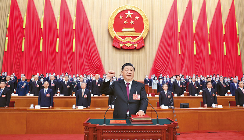 2023年3月10日，十四届全国人大一次会议在北京人民大会堂举行第三次全体会议。习近平全票当选中华人民共和国主席、中华人民共和国中央军事委员会主席。这是习近平进行宪法宣誓。