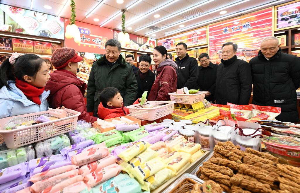 2024年2月1日下午，习近平总书记在天津古文化街考察时，走进店铺同现场群众互动交流。
