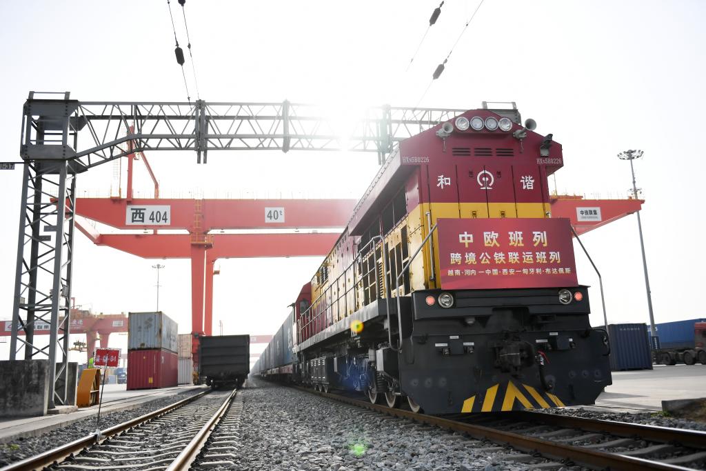 2024年3月7日，中欧班列（越南·河内——中国·西安——匈牙利·布达佩斯）跨境公铁联运班列准备发车。
