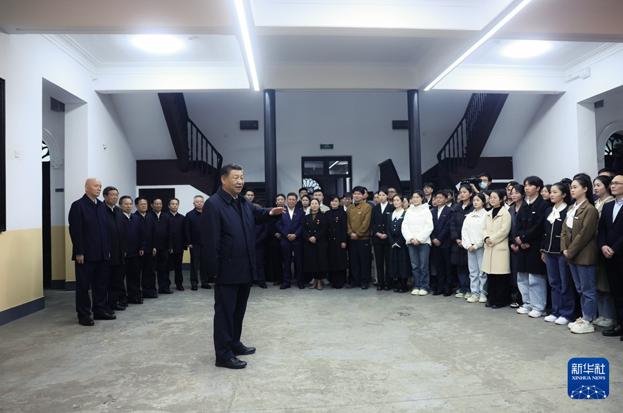 3月18日至21日，中共中央总书记、国家主席、中央军委主席习近平在湖南考察。这是18日下午，习近平在湖南第一师范学院（城南书院校区）考察时，同师生代表亲切交流。