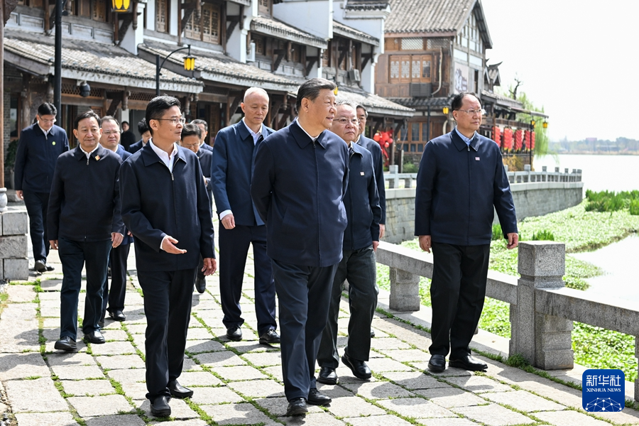 3月18日至21日，中共中央总书记、国家主席、中央军委主席习近平在湖南考察。这是19日上午，习近平在常德河街考察。