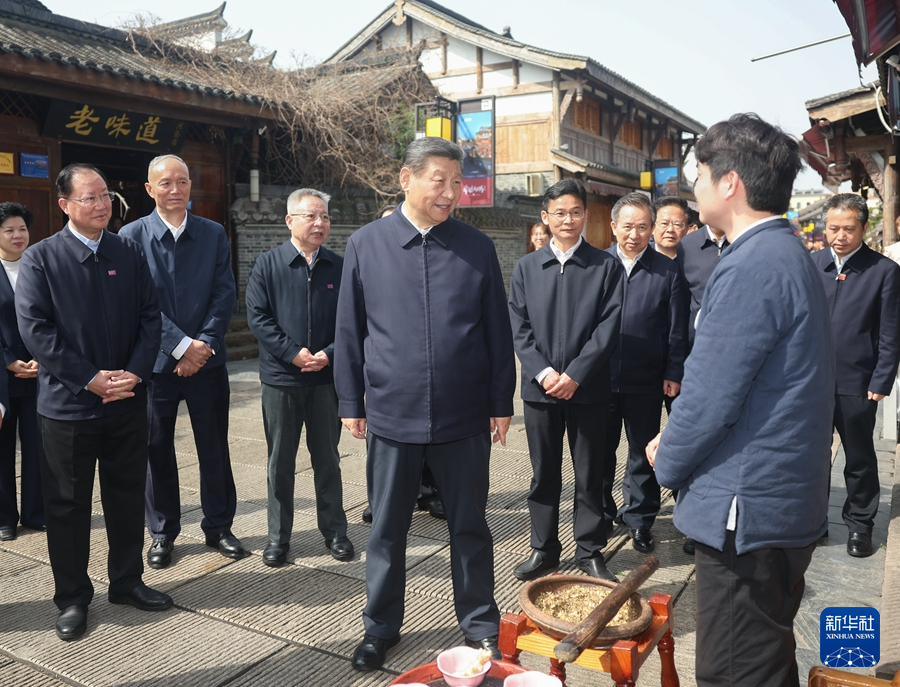 3月18日至21日，中共中央总书记、国家主席、中央军委主席习近平在湖南考察。这是19日上午，习近平在常德河街考察。